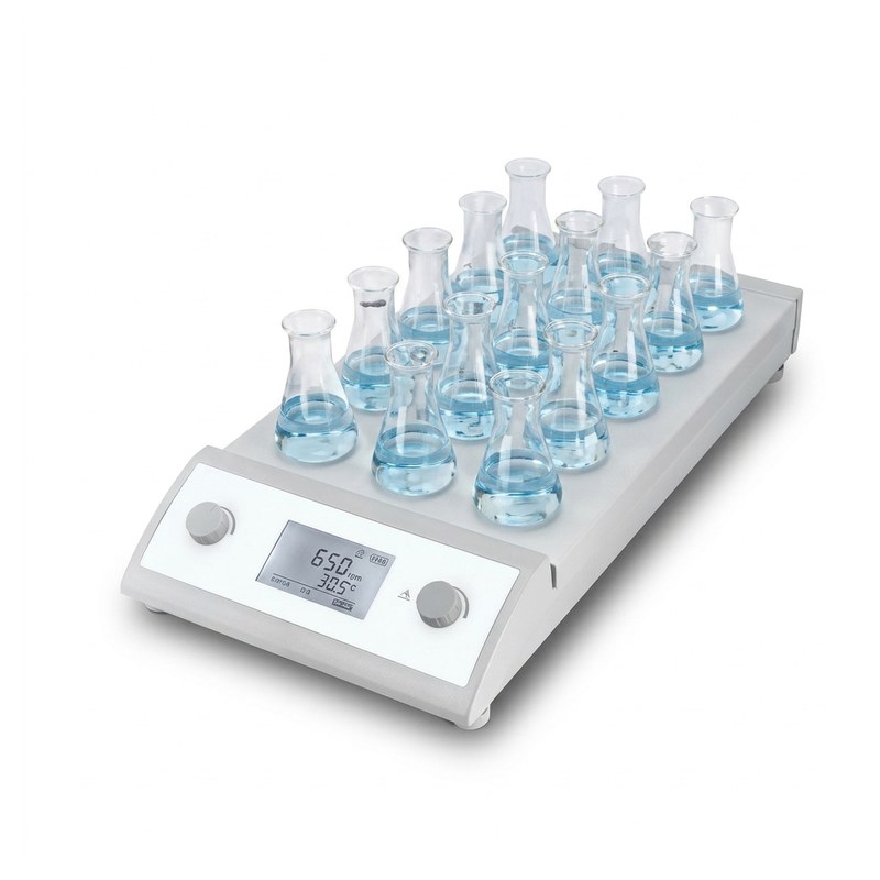 Agitateur magnétique multiposition avec seize erlenmeyers contenant un liquide bleu