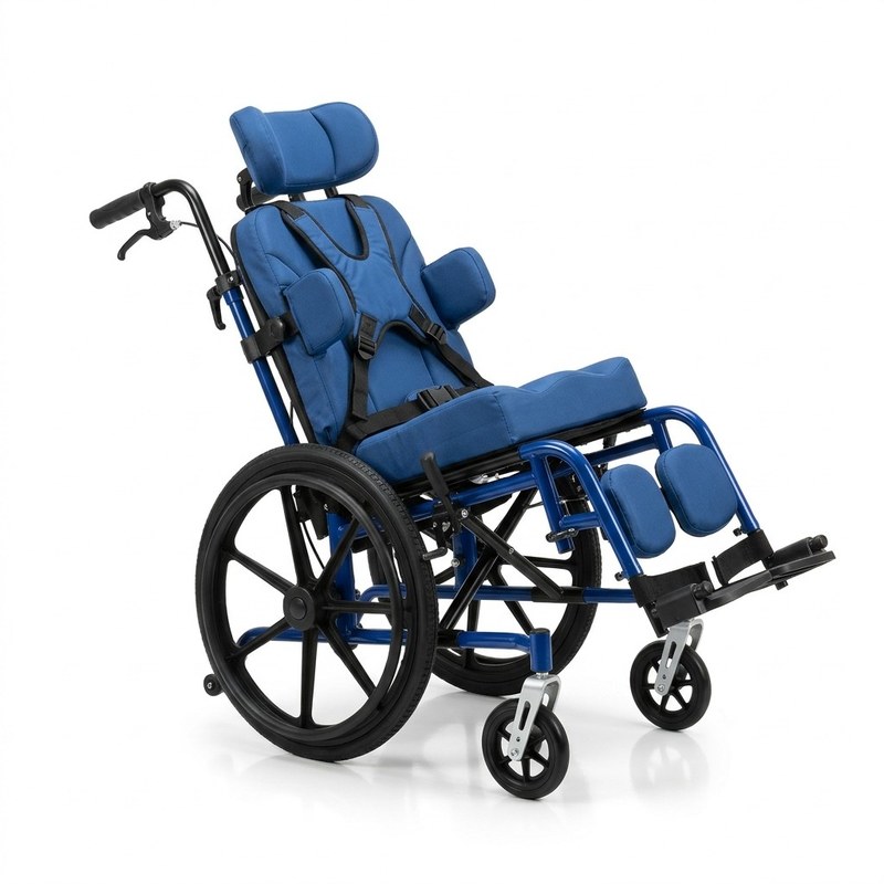 Fauteuil roulant IMC enfant bleu, dossier incliné avec appui-tête, maintiens latéraux et harnais, repose-jambes relevables