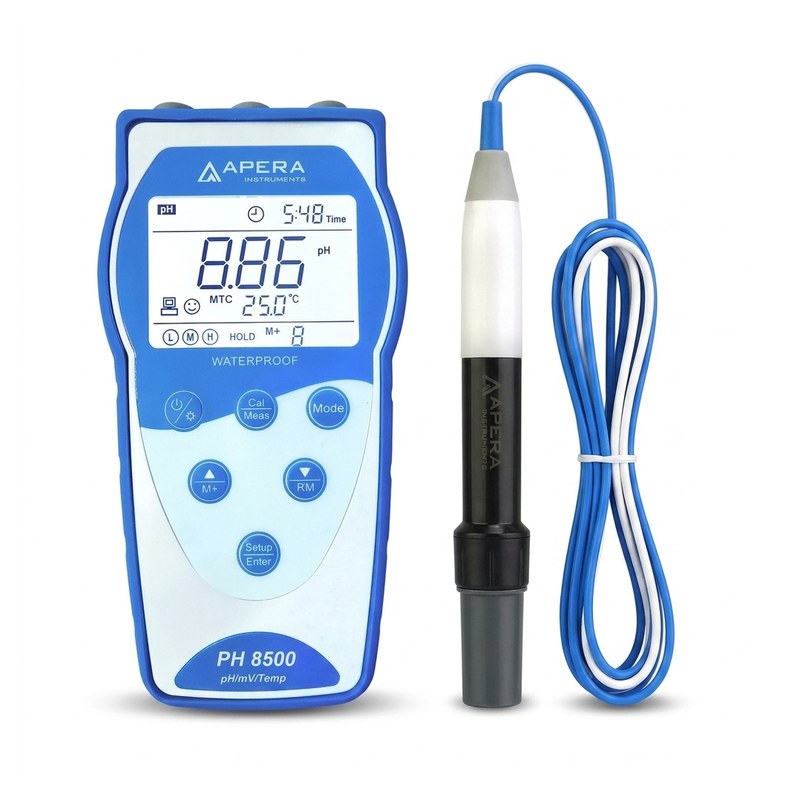 pH-mètre portable bleu avec électrode LabSen 553 posée sur de la terre