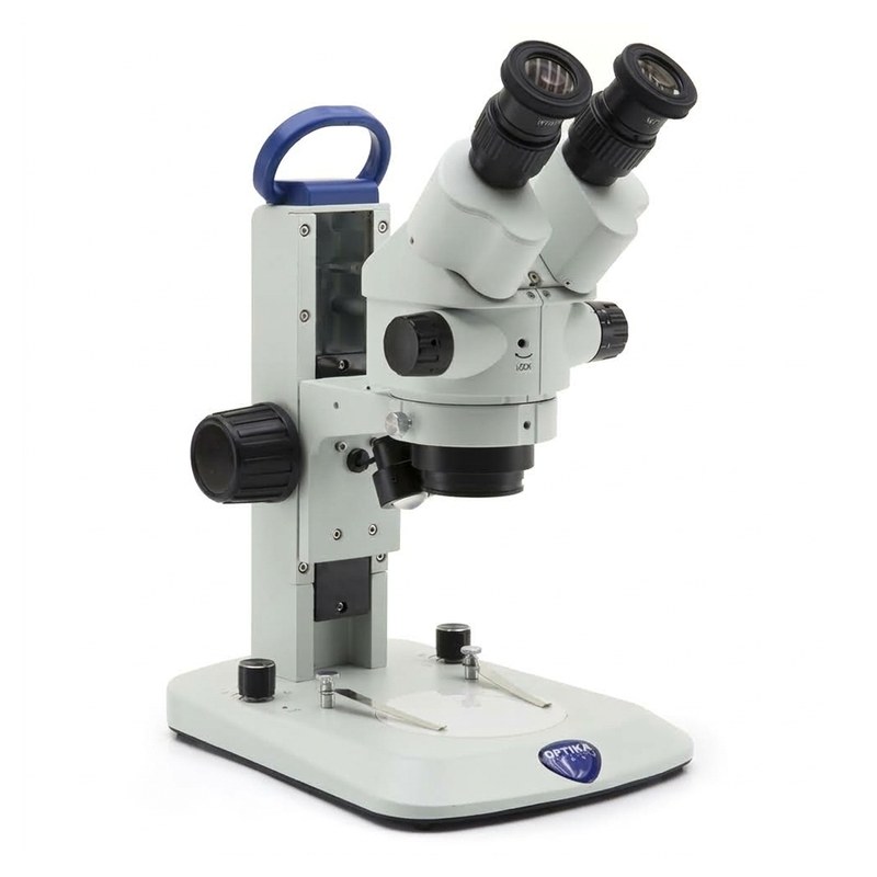 Stéréomicroscope binoculaire Optika SLX gris sur potence, poignée de transport bleue